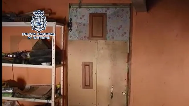 Captura del vídeo facilitado por la Policía sobre el lugar donde los tenían encerrados
