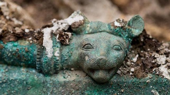 Hallan un caldero celta decorado con un dios griego en una tumba de 3.000 años