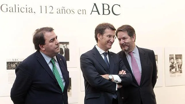 El alcalde de La Coruña, Carlos Negreira (1i); el presidente de la Xunta, Alberto Núñez Feijóo (c), y el director de ABC, Bieito Rubido, este jueves durante la inauguración de la muestra de ABC en la ciudad herculina