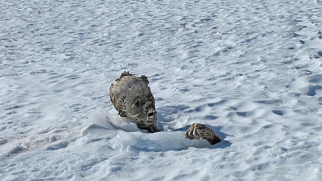 personas congeladas en hielo