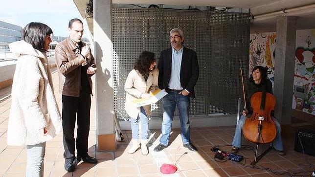 Laura, estudiante de ilustración de la EASD Pablo Picasso, Moncho, intérprete de LSE de ACOPROS, Fátima socia de ACOPROS, Mario García Herradón, subdirector de la EASD Pablo Picasso y Aurora Aroca estudiante de ilustración de la EASD Pablo Picasso y violonchelista, ensayando para la lectura del cuento