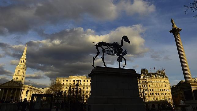 Un esqueleto de caballo, en la Plaza de Trafalgar de Londres