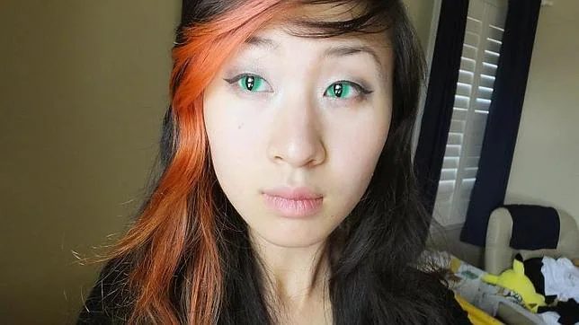 Una joven asiática con los ojos tatuados, una práctica irreversible