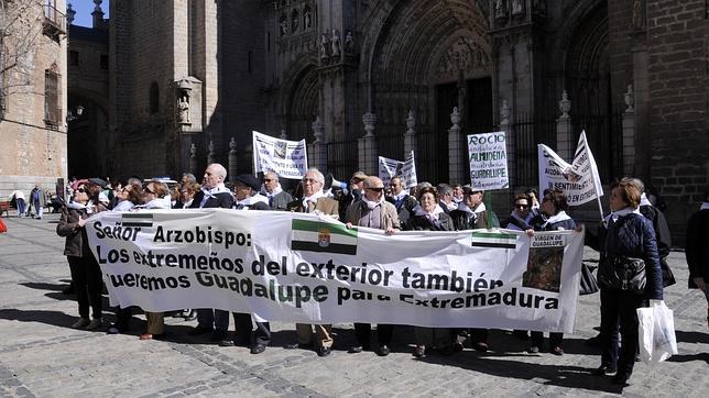 Cerca de un centenar de extremeños reclaman en Toledo que Guadalupe se integre en su diócesis