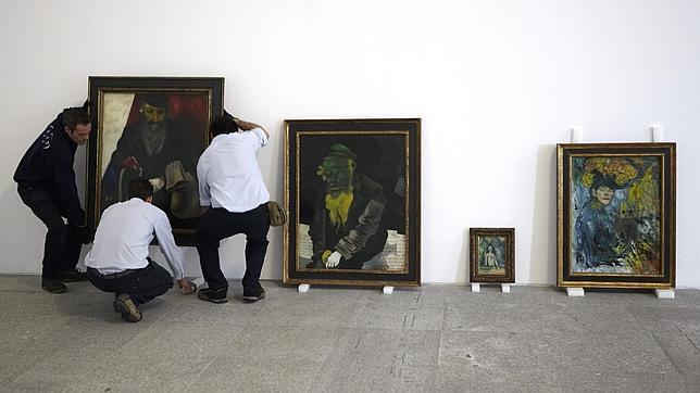 Dos Chagall, un Cézanne y un Picasso, instalándose en el Reina Sofía