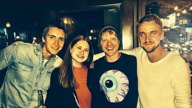 Rivales en «Harry Potter», amigos en la vida real: Draco Malfoy y los Weasley, de fiesta