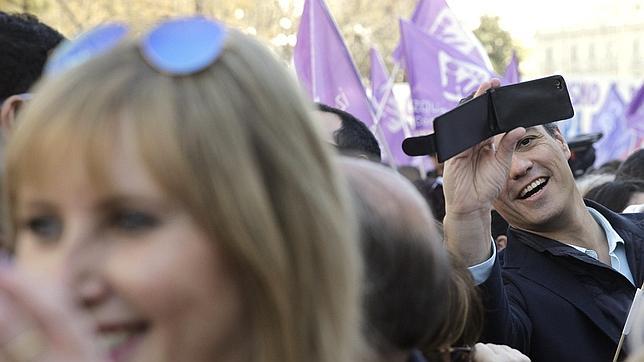 Pedro Sánchez y Ángel Gabilondo, en la marcha feminista de Madrid