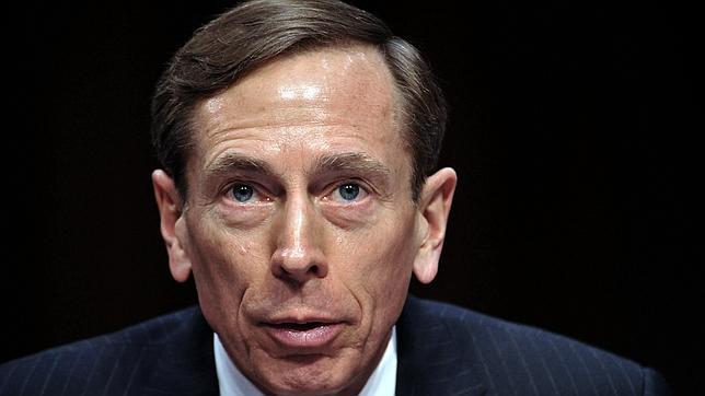 David Petraeus, una carrera truncada por el amor de una mujer