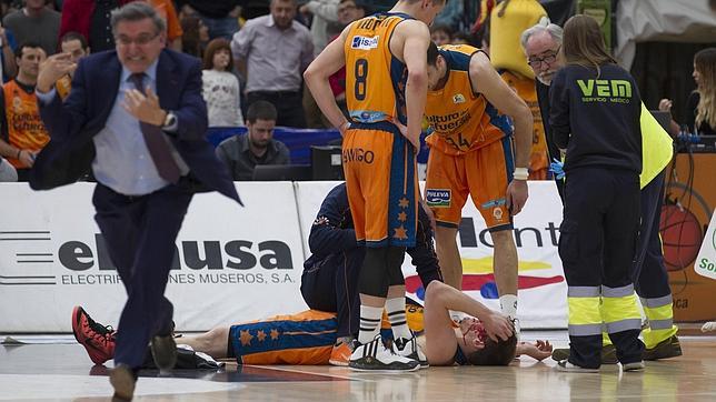 Mate sangriento en la ACB: Aguilar golpea a Harangody tras machacar el aro