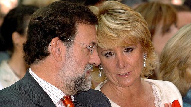 Mariano Rajoy y Esperanza Aguirre charlan en un acto de partido en Madrid