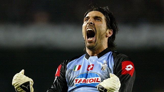 Buffon continúa siendo el cerrojo de la Juve más de una década después