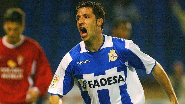 Capdevila celebra un gol en su etapa como jugador deportivista