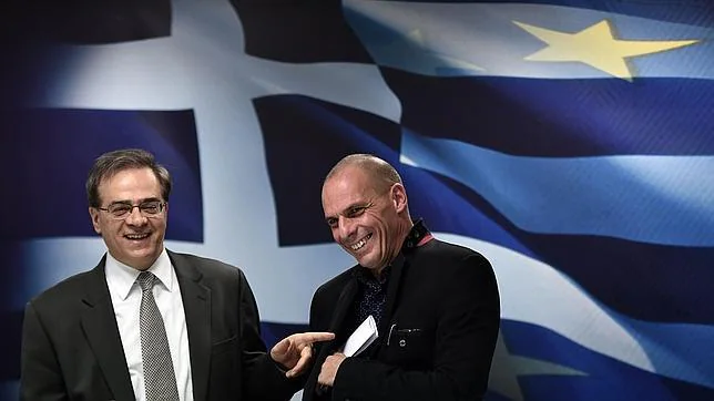 El exministro griego de Finanzas, Gikas Jardúvelis, junto a su sucesor en el cargo Yanis Varufakis