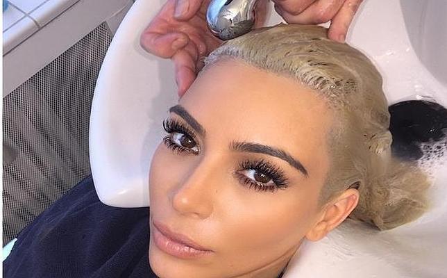Kim Kardashian mima su rubio de bote en la peluquería