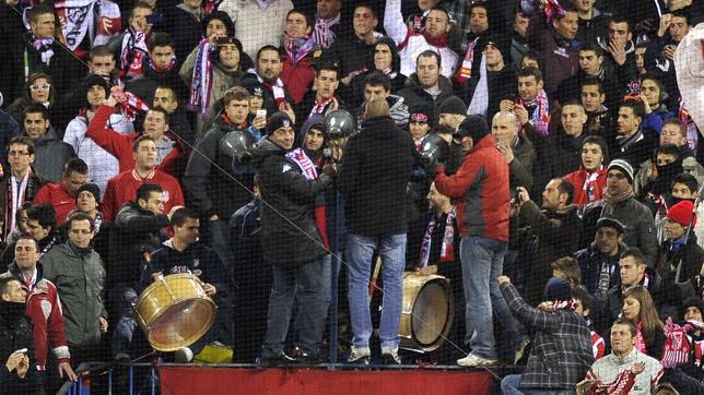 Futre, junto a los ultras del Frente Atlético que llevan la animación