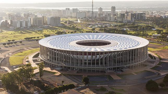 El estadio de Brasilia, estación de autobuses un año después del Mundial