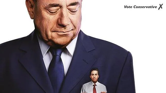 Cartel de los conservadores que presenta al líder laborista en el bolsillo del nacionalista escocés Salmond