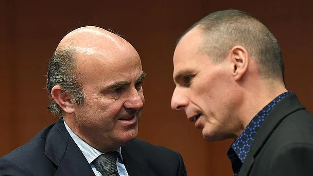 Luis de Guindos, ministro de Economía, junto a su homólogo griego Yanis Varoufakis durante el último Eurogrupo
