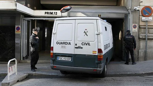 El furgón que traslada a la joven marroquí residente en España, Samira Yerou, detenida el sábado por la Guardia Civil en el aeropuerto de Barcelona, llega a la Audiencia Nacional