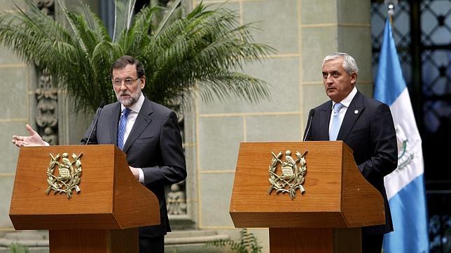 Mariano Rajoy con el presidente guatemalteco, Otto Pérez