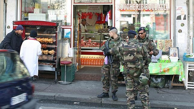 El ejército francés protege tiendas judías y carnicerías halal