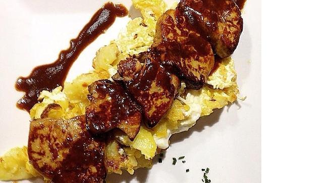 Huevos rotos con foie, una de las tapas con más dexito de Casa Valero