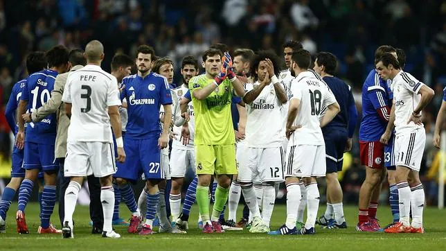 Casillas y Marcelo aplauden al público mientras soportan una pitada; Bale tiene la mirada perdida
