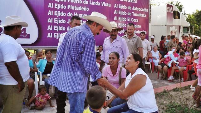 Un alcalde mexicano levanta la falda a una joven y regala planchas como disculpa