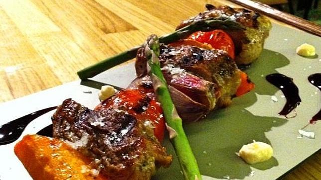 Brocheta marinada de ibérico y verduras de temporada
