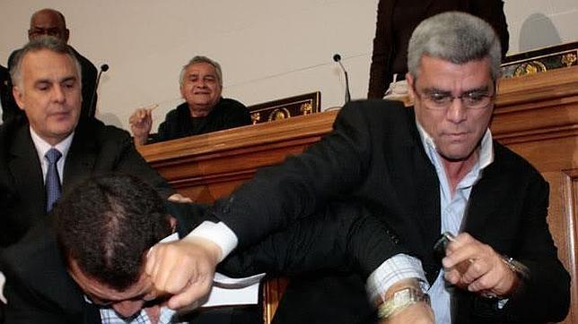 Captura del enfrentamiento entre diputados en la Asamblea Nacional venezolana, el diez de febrero de 2011