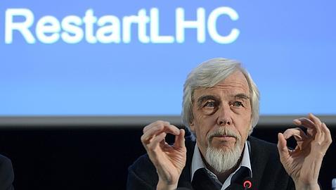 El director general del CERN, Rolf Heuer, participa este jueves en una rueda de prensa sobre el LHC en Meyrin, cerca de Ginebra (Suiza)