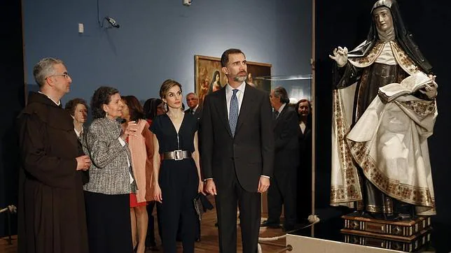 Los Reyes escuchan las explicaciones de los comisarios de la exposición, el prior Juan Dobado y Rosa Navarro Durán