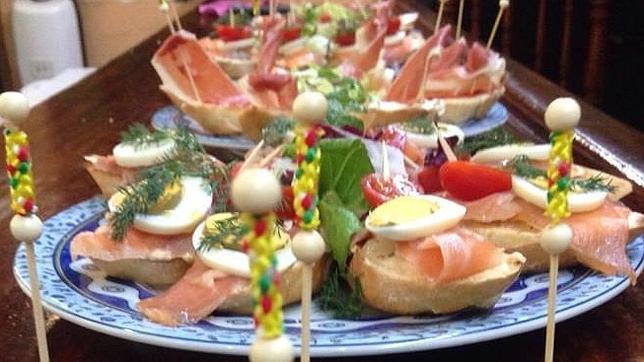 Salmón y huevo en las recetas únicas de la Tasca de los Vinos