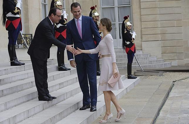 Los Reyes son recibidos por François Hollande el pasado julio en el Palacio del Eliseo