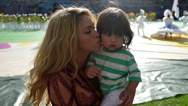 Shakira enseña a leer al pequeño Milan