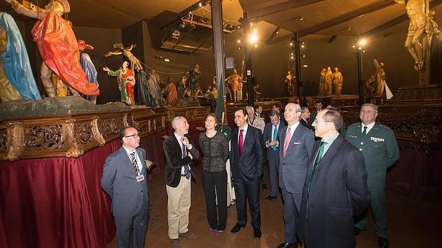 La Cofradía del Santo Entierro de Zamora impone su medalla de plata al director general de la Guardia Civil