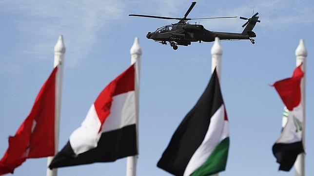 Un helicóptero sobrevuela el centro de conferencia de la EEDC en Sharm el-Sheikh
