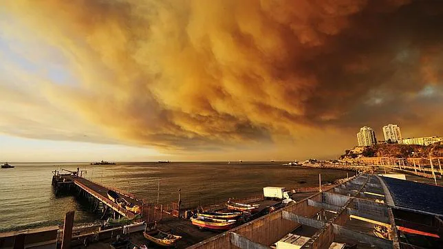 El humo se extiende sobre Valparaíso