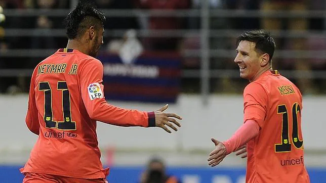 Messi celebra con Neymar uno de sus dos goles en Ipurúa