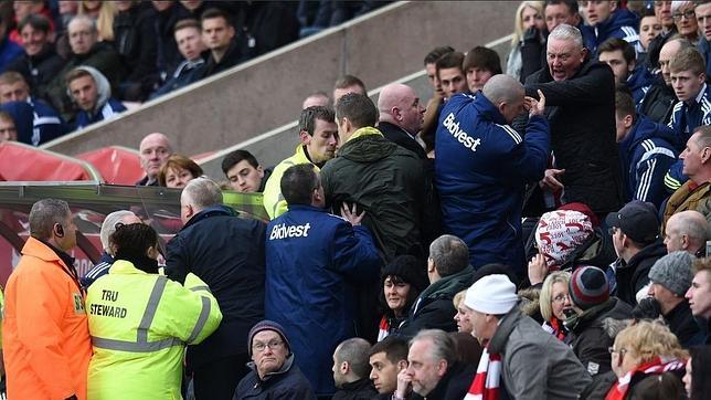 Hinchas del Sunderland asaltan e intentan agredir a los miembros de su banquillo