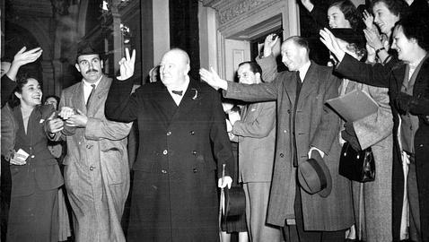 Churchill, a las puertas de Abbey House, sede del Partido Conservador británico