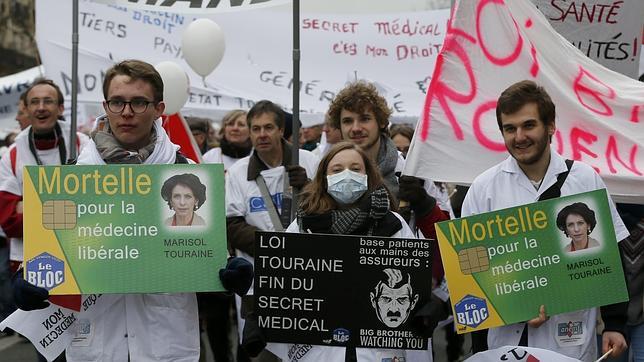 Médicos toman París contra una reforma sanitaria que prevé el fin del «copago»