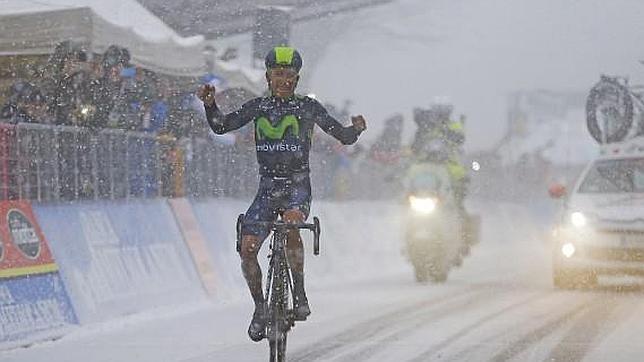 Nairo Quintana hace cumbre en la nieve del Terminillo