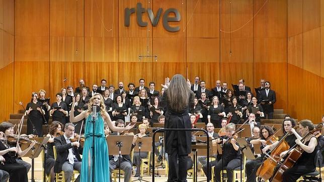 Edurne, durante la grabación de la versión sinfónica