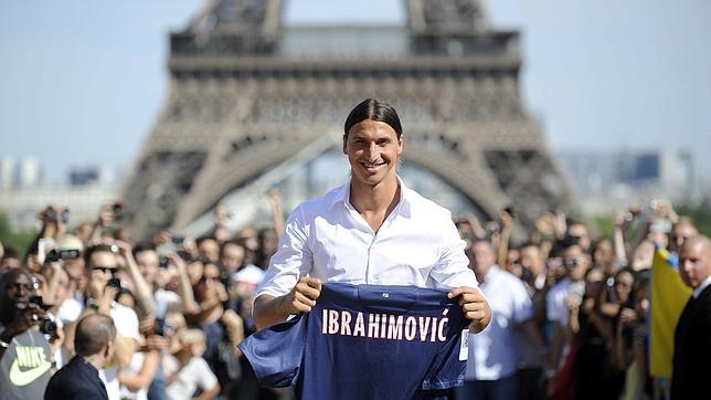 Ibrahimovic, nada más aterrizar en el PSG con la Torre Eiffel al fondo