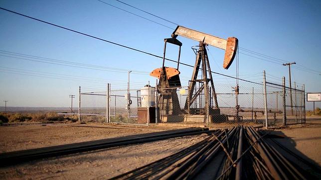 El Brent se precipita a niveles de 2009 y cotiza a 54,85 euros