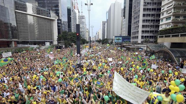 Imagen de la manifestación celebrada ayer en Sao Paulo para protestar contra Rousseff