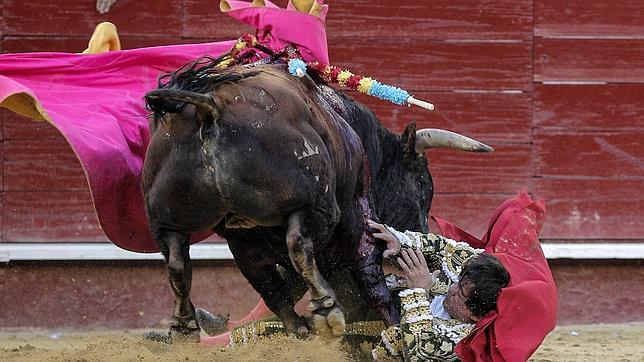 El Soro, en un dramático momento al entrar a matar al cuarto toro