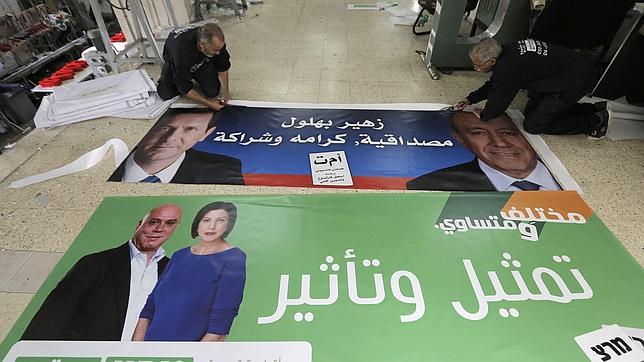 Carteles electorales con el partido de Galón (inferior)