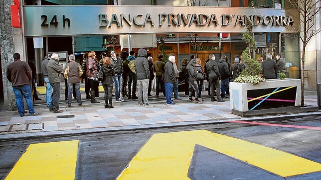 Largas colas de clientes afectados por el corralito aplicado a la Banca Privada de Andorra